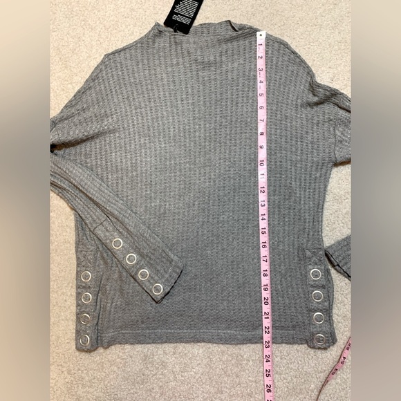 NWT Chaser Gray Waffle Knit High Neck Top With Snaps Women Size Small - Picture 5 of 6